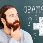 Hombre pensativo, mirando letrero de Obamacare