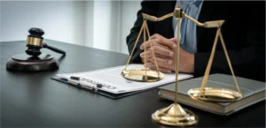 Juez sentado con balanza, documentos legales y mazo. Living Trust