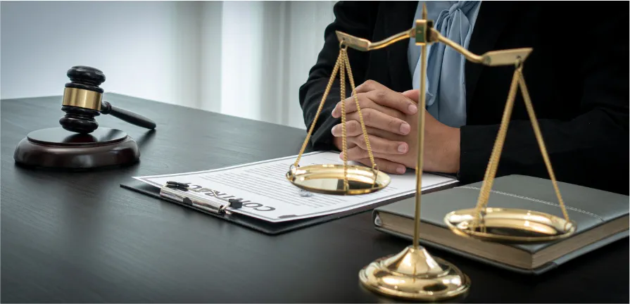 Juez sentado con balanza, documentos legales y mazo. Living Trust