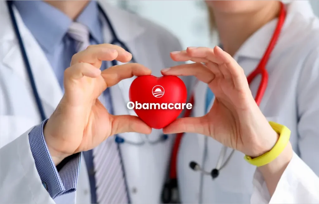 Doctores con bata blanca sosteniendo un corazón con la palabra Obamacare