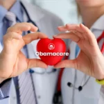 Doctores con bata blanca sosteniendo un corazón con la palabra Obamacare